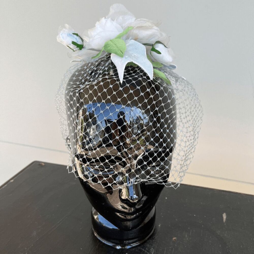 Vintage White Floral Fascinator with Veil - 50s Style Birdcage Veil